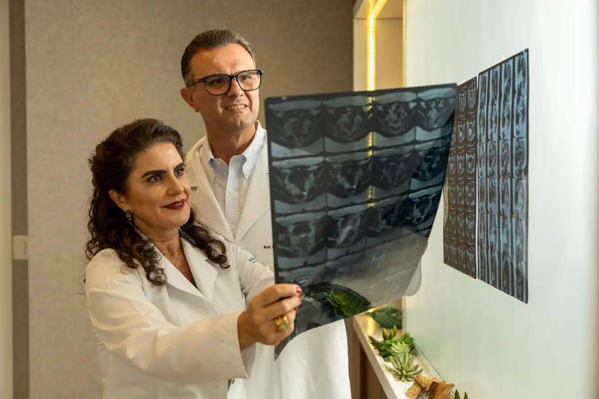 Profa. Dra. Helizabet Salomão Abdalla Ayroza Ribeiro e Prof. Dr. Paulo Ayroza Ribeiro analisando uma ressonância magnética