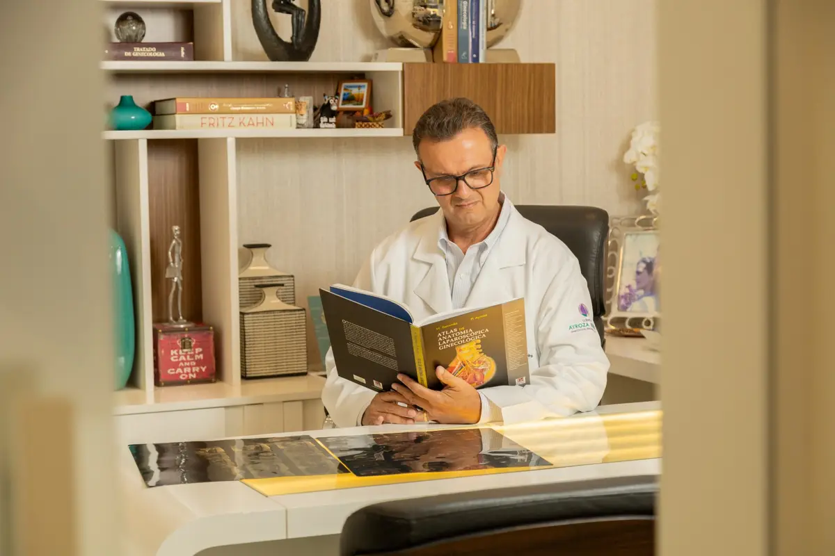 Prof. Dr. Paulo Ayroza Ribeiro com o Atlas de Anatomia Ginecológica Laparoscópica, dos dois médicos