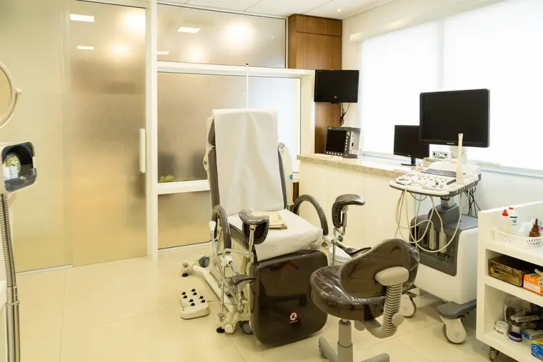 Sala de exames e procedimentos, com o aparelho de ultrassom
